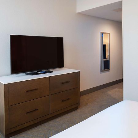 מלון Doubletree By Hilton Madison East מראה חיצוני תמונה