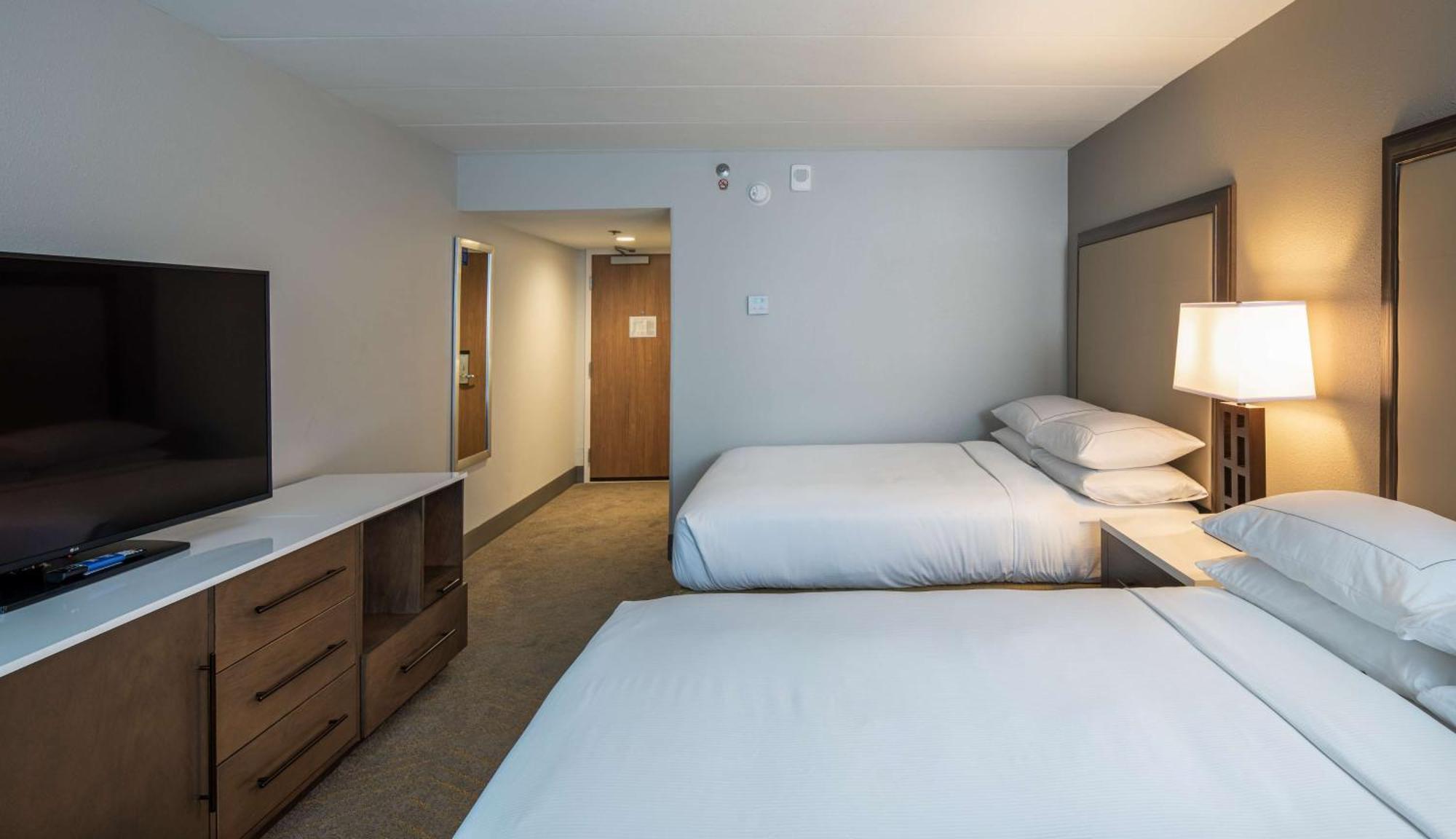 מלון Doubletree By Hilton Madison East מראה חיצוני תמונה